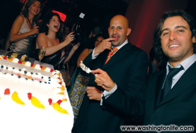 Mauricio Fraga-Rosenfeld and Osmar Nunez cut the cake