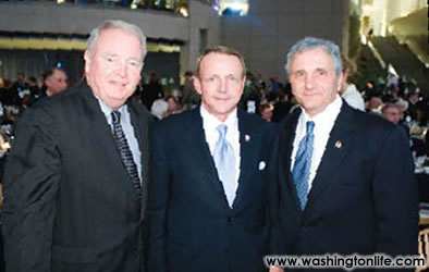 Alaska Gov. Fra nk Murkows ki, NGYF Presi dent Greg Shar p and for mer Secretar y of Veteran’s Affairs Anthony Principi